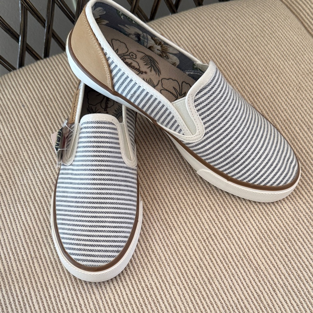 Tommy Bahama white and blue striped canvas slip-on sneakers. Nwt’s sz 7.5